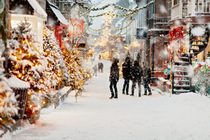 Mehrere Menschen spazieren an einem Wintertag duirch den Schnee.