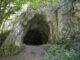Der Eingang einer Höhle im Wald