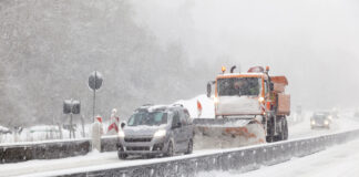 Heftiger Schneesturm auf der Autobahn mit Glatteis-Gefahr