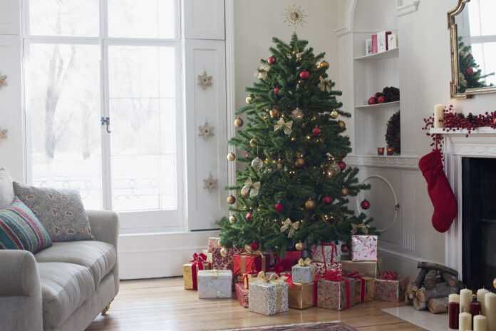 Weihnachtsbaum umgeben von Geschenken