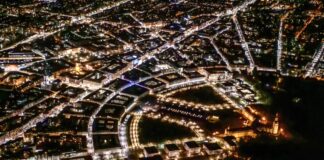 Ein Luftbild von Karlsruhe bei Nacht, die Fächerstadt mit Straßenbeleuchtung