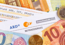 Euromünzen und Scheine liegen auf einem GEZ-Bescheid.