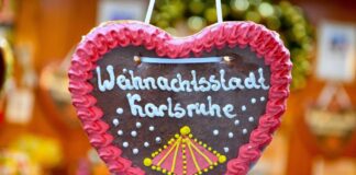 Ein Lebkuchenherz mit der Aufschrift Weihnachtsstadt Karlsruhe