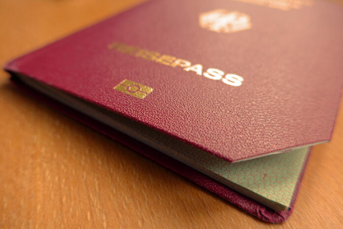 Ein deutscher Pass liegt auf einem Tisch.