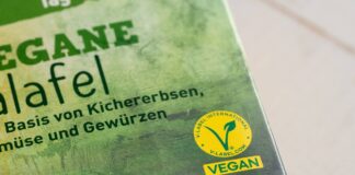 Ein Vegan-Label als Kennzeichnung auf Lebensmitteln.
