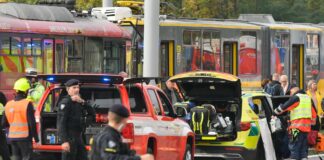 Ein Unfall zwischen einer S-Bahn und einem Auto mit Einsatzfahrzeugen der Polizei