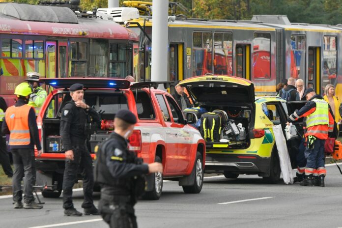 Ein Unfall zwischen einer S-Bahn und einem Auto mit Einsatzfahrzeugen der Polizei