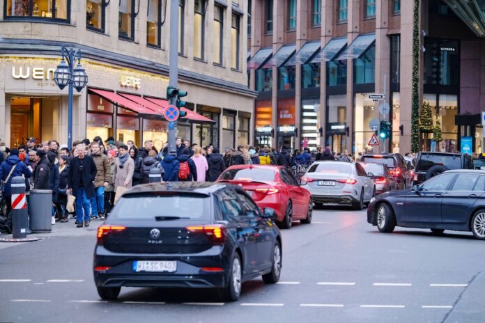 Das Bild zeigt eine Straße in Düsseldorf und Autos, die in eine Straße fahren.