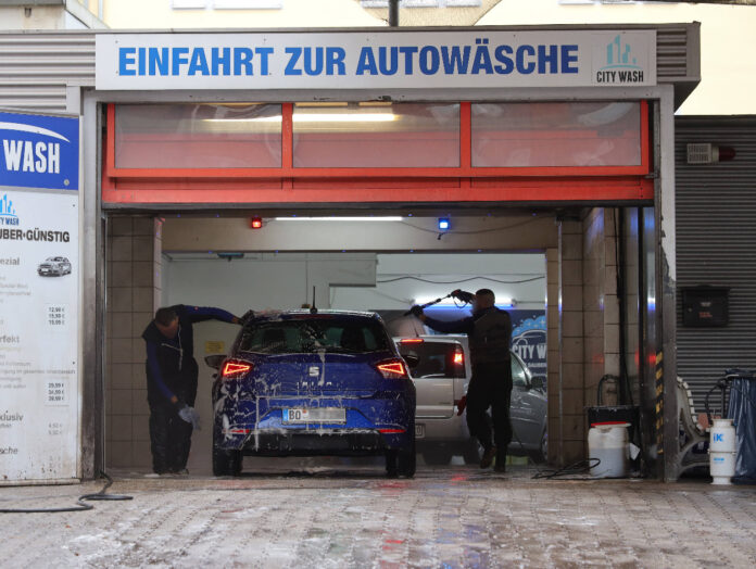 Ein Auto wird in einer Autowaschanlage gewaschen.