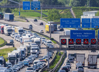 Das Autobahnkreuz bei Stuttgart. Mehrere Fahrspuren sind mit unzähligen Autos in einem Stau zugestellt, es geht nur schleppend voran. Neue Verkehrszeichen führen zu neuen Pflichten bei Autofahrern.