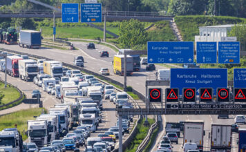 Das Autobahnkreuz bei Stuttgart. Mehrere Fahrspuren sind mit unzähligen Autos in einem Stau zugestellt, es geht nur schleppend voran. Neue Verkehrszeichen führen zu neuen Pflichten bei Autofahrern.