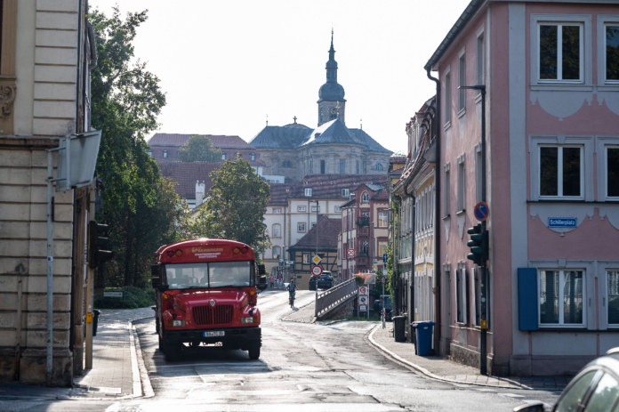 Ein Bus in der Altstadt von Bamberg