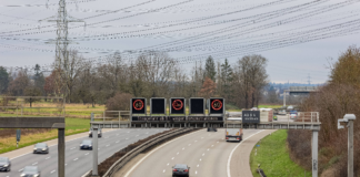 Deutsche Autobahn mit Verkehrsschildern
