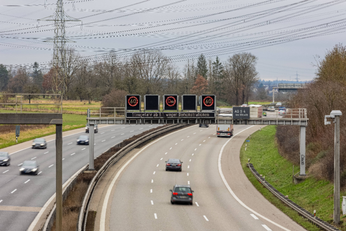 Deutsche Autobahn mit Verkehrsschildern