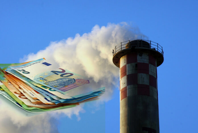 Aus einem großen Schornstein steigt eine dicke Rauchwolke auf, in die Geldscheine eingefügt sind.