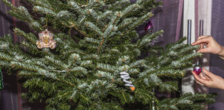 Ein Weihnachtsbaum wird abgeschmückt.