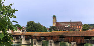 Eine historische Holzbrücke in Bad Säckingen in Baden-Württemberg
