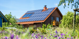 Ein Haus mit Solarpaneln auf dem Dach, das erste Bundesland NRW führt zum neuen Jahr die Solarpflicht ein.