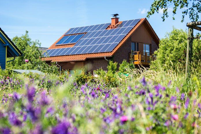 Ein Haus mit Solarpaneln auf dem Dach, das erste Bundesland NRW führt zum neuen Jahr die Solarpflicht ein.