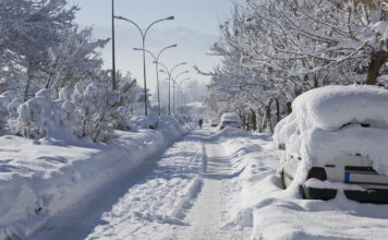 Eine zugeschneite Straße im Winter.
