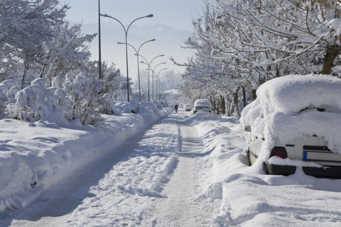 Eine zugeschneite Straße im Winter.