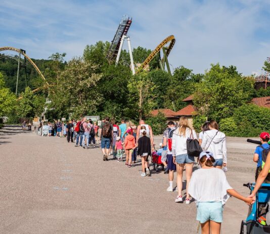 Ein deutscher Freizeitpark präsentiert eine neue Mega-Attraktion, und die Kunden stehen Schlange. Ein bestimmter Freizeitpark bietet nun etwas Kostenloses an.