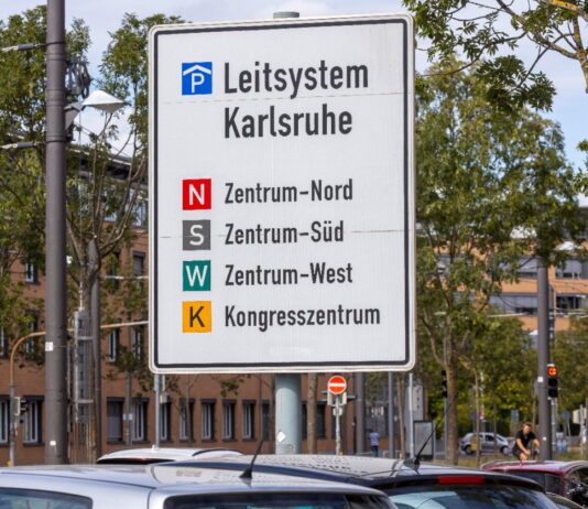 Ein Schild für das Leitsystem in Karlsruhe weist die verschiedenen Parkflächen aus