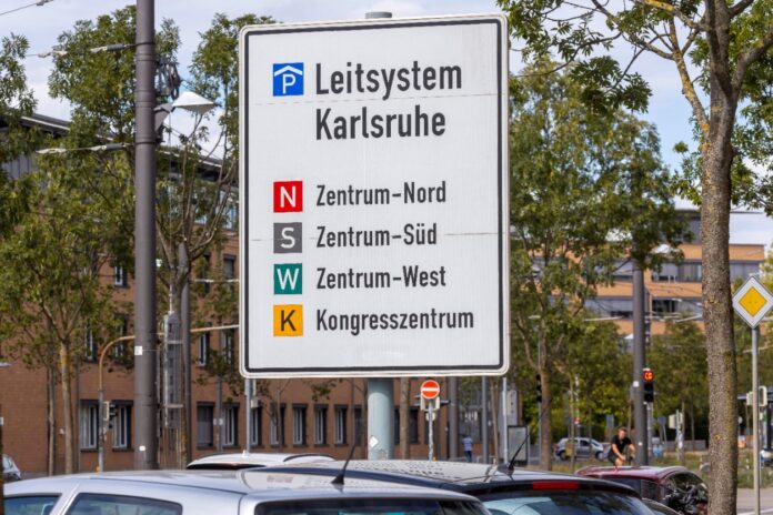 Ein Schild für das Leitsystem in Karlsruhe weist die verschiedenen Parkflächen aus