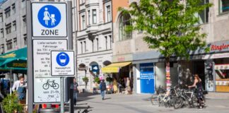 Viele Verkehrsschilder regeln den Verkehr in der Innenstadt von Karlsruhe