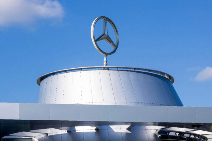 Das Gebäude einer Mercedes-Niederlassung mit dem Mercedes-Stern auf dem Dach.