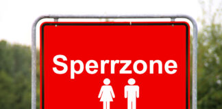 Ein großes rotes Schild mit der Aufschrift Sperrzone und den Icons für Mann und Frau