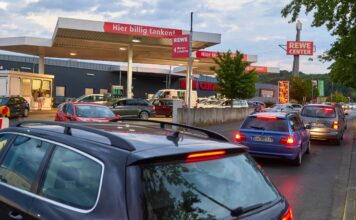 Viele Autos versuchen an einer Tankstelle zu tanken. Die Autofahrer erwarten nie dagewesene Spritpreise.