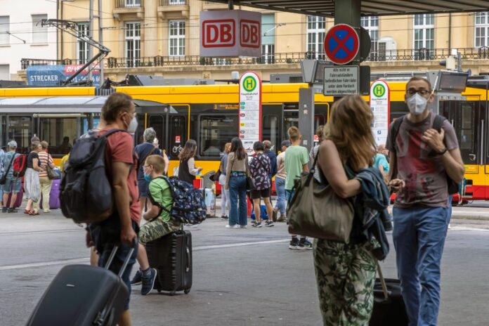 Die Fahrgäste und Passanten stehen auf dem Karlsruher Hauptbahnhof und warten auf Bus und Bahn