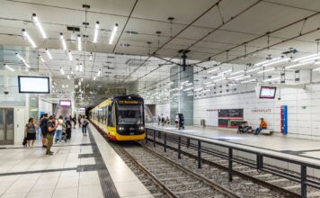 Einige Fahrgäste stehen an der U-Bahn Haltestation der Karlsruher Kombilösung und warten auf die Bahn