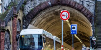 Ein Bus fährt durch einen sehr langen Autotunnel in Baden-Württemberg auf einer Straße mit Fahrgästen. Ein neues Bußgeld soll es geben, wenn man ein neues Verkehrsschild missachtet.