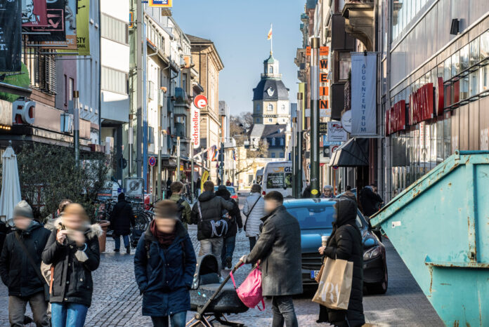 Leute beim Bummeln und Einkaufen in der Karlsruher Innenstadt, Deutschland