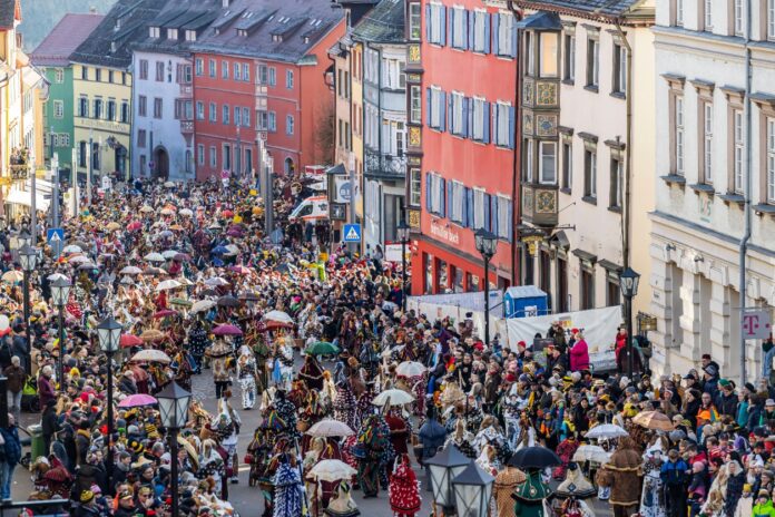 Ein traditioneller Karnevalsumzug durch Karlsruhe mit dabei sind die Karnevalisten und jede Menge Zuschauer