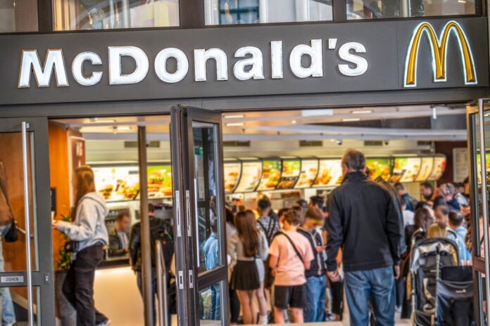 Eine überfüllte McDonald's Filiale. Wegen einer Maßnahme gehen die McDonald's-Kunden auf die Barrikaden.