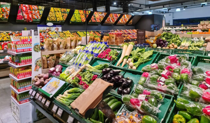 Eine Obst- und Gemüseabteilung in einem Supermarkt.