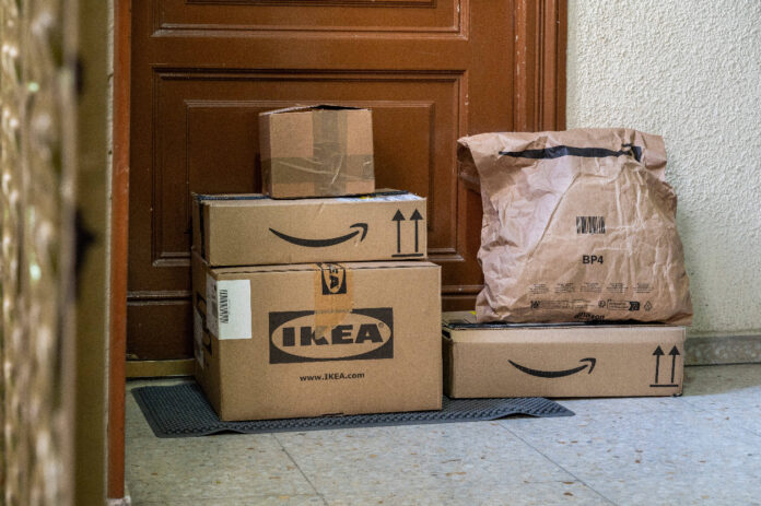 Einige Pakete und Päckchen stehen im Flur vor einer Haustür. Bei einer Online-Bestellung traute ein IKEA-Kunde seinen Augen kaum.