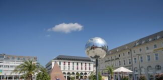 Der Marktplatz in der Innenstadt von Karlsruhe mit der Pyramide und der Discokugel