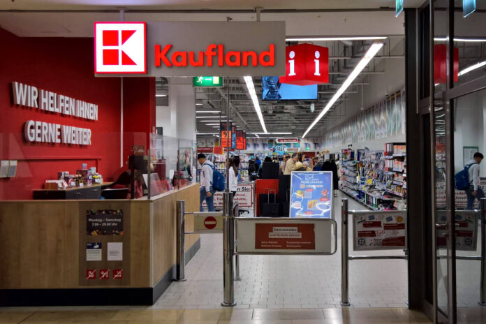 Der Eingang von Kaufland. Die Information befindet sich vor den Regalen mit den ersten Produkten. In dem Markt erhältlich sind Lebensmittel ebenso wie viele verschiedene Non-Food-Produkte für die Kunden.