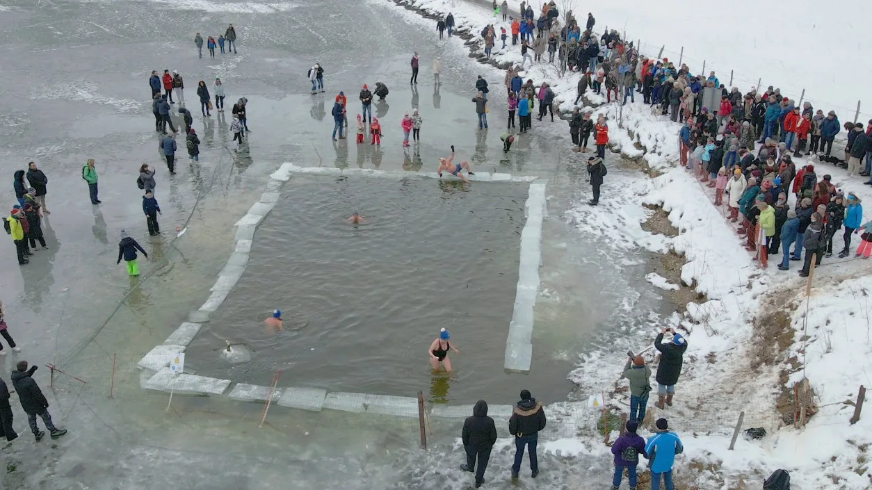 Karlsruher-schwimmen-im-eisigen-Baggersee-Sind-doch-verr-ckt-
