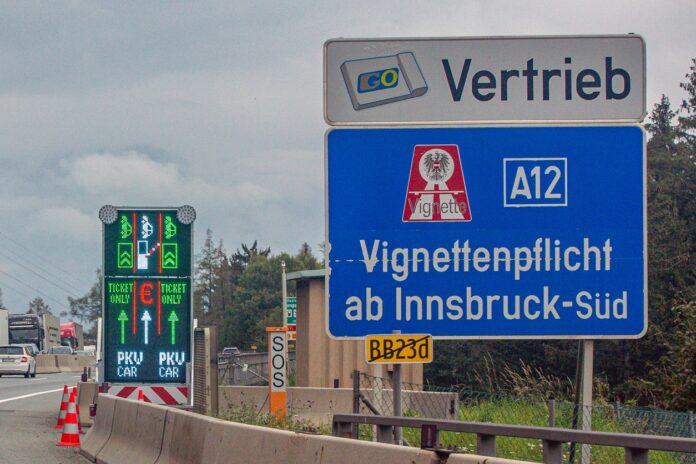 Ein Vignettenpflicht-Schild am Rande einer Autobahn.