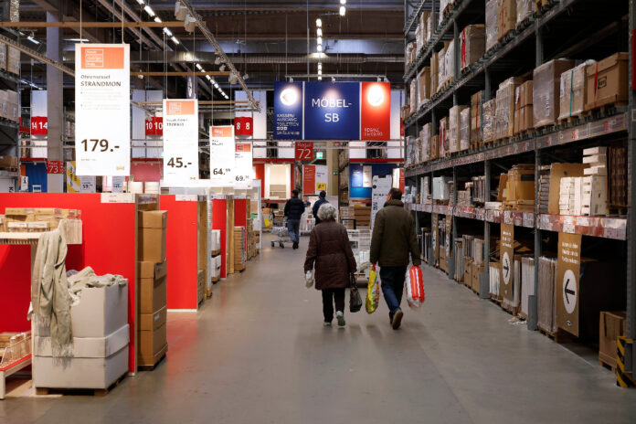 Kunden schlendern durch die Gänge bei IKEA und suchen sich ihre Möbelstücke aus.