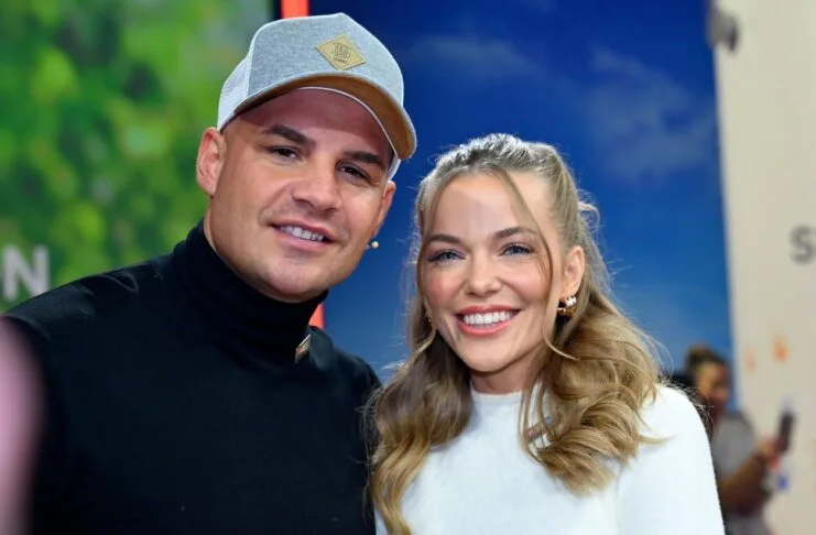 Pietro Lombardi steht neben seiner Verlobten Laura Maria, beide lächeln scheinbar glücklich in die Kamera. Dabei trägt Pietro sein Cap. Sie sind zu Gast bei einer TV-Show. Das Paar hat immer wieder Zoff.