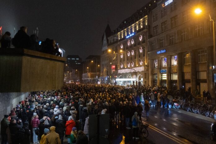 Eine große Menschenmenge nimmt an einer Demonstration oder an einem Protest in der Innenstadt von Karlsruhe teil