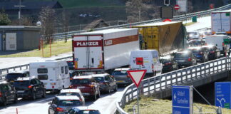 Ein Stau auf einer deutschen Autobahn