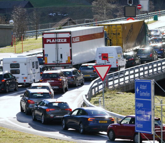 Ein Stau auf einer deutschen Autobahn. Viele Fahrzeuge versuchen über die Auffahrt auf die Autobahn zu kommen. Darunter sind LKW und PKW.