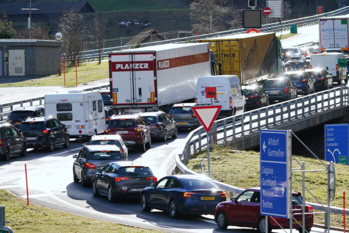 Ein Stau auf einer deutschen Autobahn